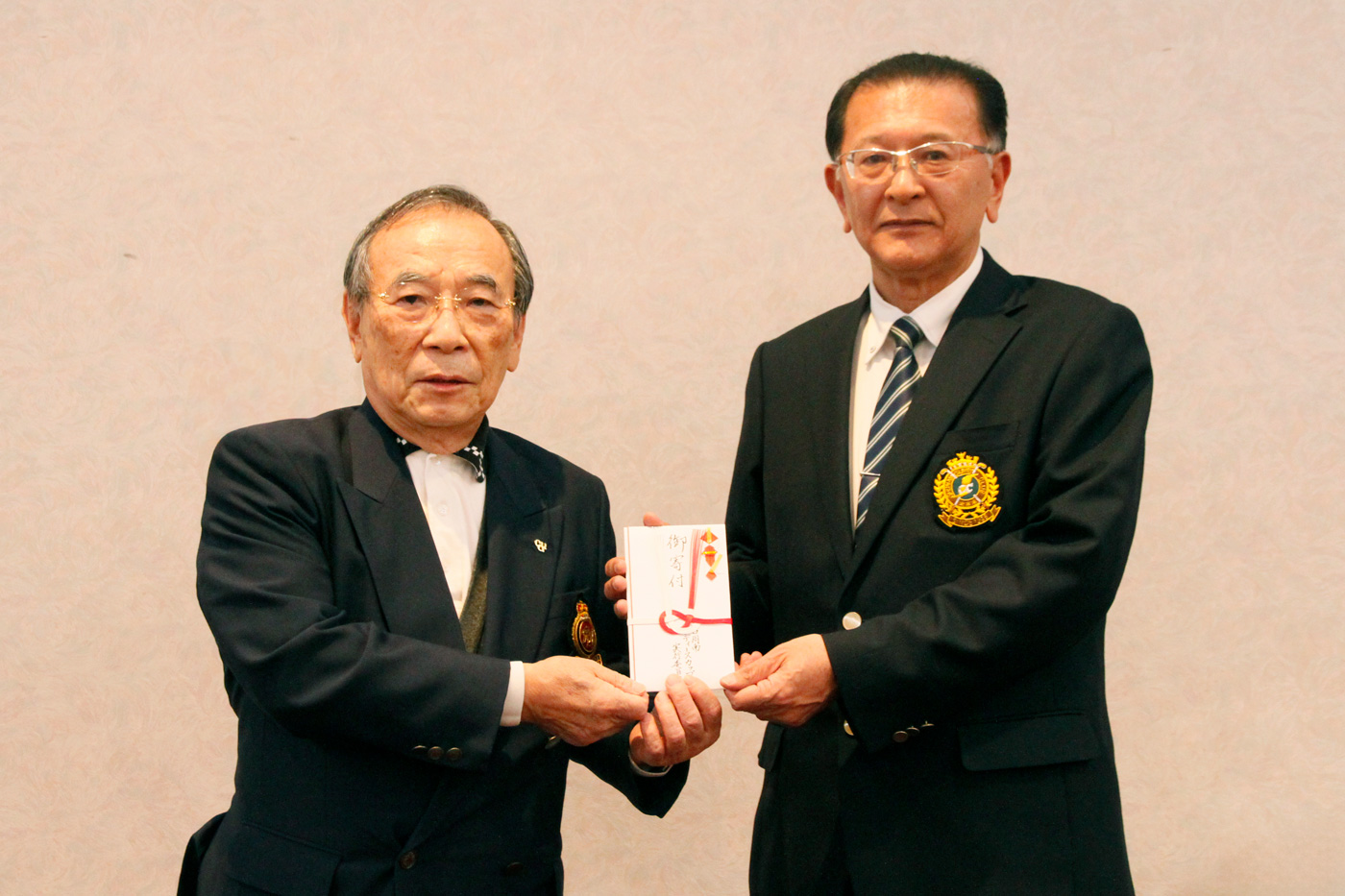 山口県ゴルフ協会へ寄付金贈呈の様子（山口県ゴルフ協会 千葉 泰久会長・松本 俊博支配人）